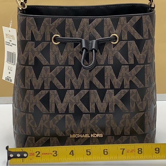 MICHAEL KORS SURI MEDIUM BUCKET MESSENGER BAG BROWN/BLACK SIGNATURE - Picture 14 of 16